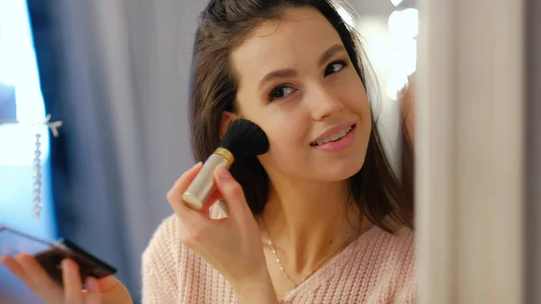 Beauty Make-up Mode Lifestyle Mädchen gelten erröten — Stockfoto