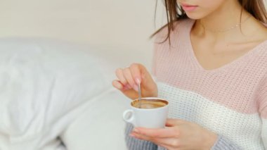 sabah enerji sıcak içecek kız kahve karıştırma