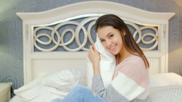 Glücklich Freizeit unbeschwert entspannt Mädchen Schlafzimmer flirten — Stockvideo