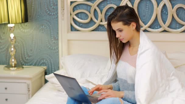 Online communicatie laptop meisje blogger levensstijl — Stockvideo