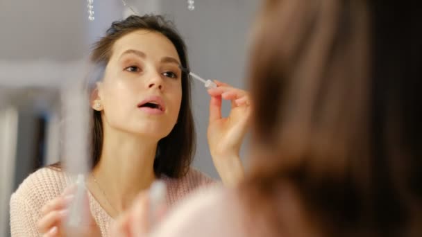 Beleza blogger maquiagem glamour menina aplicar rímel — Vídeo de Stock