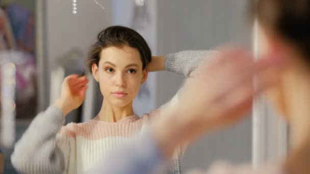 Penteado beleza jovem menina bonita jogando cabelo — Vídeo de Stock