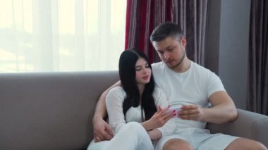 Aile Eğlence iletişim çift selfie kucaklamak