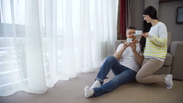 Família lazer comunicação casal beber chá — Vídeo de Stock