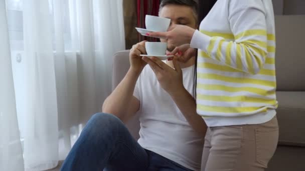 Familie leisure paar ontspannen koffie drinken — Stockvideo