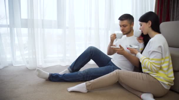 Familie Paar Freizeit Kommunikation Tee trinken — Stockvideo