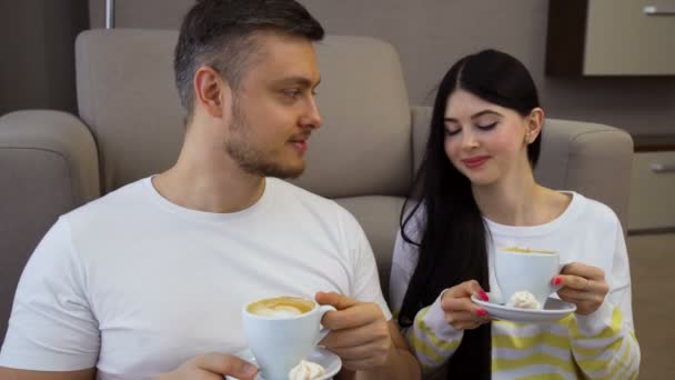 Családi pár szabadidős koffein kávéfogyasztás — Stock videók