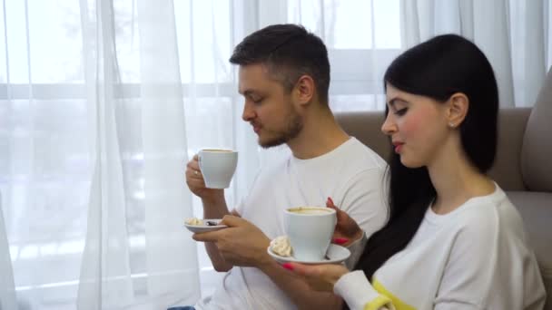 Beziehung Liebe Harmonie Paar trinkt Kaffee — Stockvideo