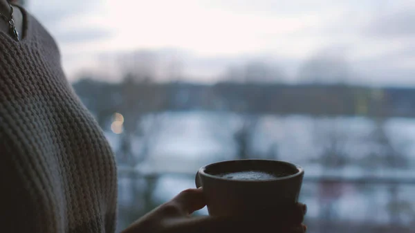 Comodidad relajación noche chica beber té en casa — Foto de Stock
