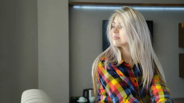 Jovem bela menina loira relaxado lazer ocioso — Fotografia de Stock