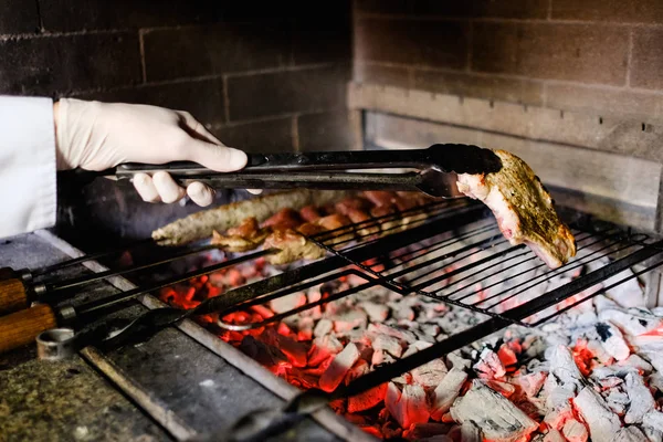 Жареное мясо шеф-повар приготовления барбекю стейк ресторан — стоковое фото