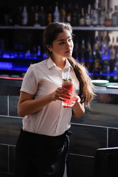 Estudante trabalho menina garçonete trabalho servir bar bebida — Fotografia de Stock