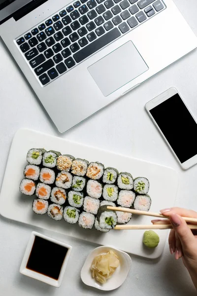 Consegna cibo business smartphone sushi cibo ordine — Foto Stock