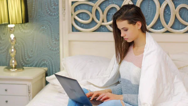 Онлайн спілкування ноутбук дівчина блогер спосіб життя — стокове фото