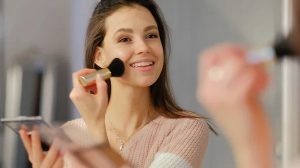 Blog de beleza estilo natural maquiagem menina aplicar blush — Fotografia de Stock