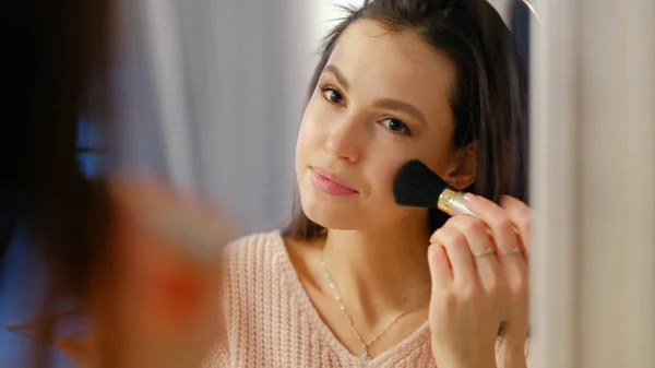 Belleza maquillaje tutorial estilo de vida chica aplicar rubor — Foto de Stock