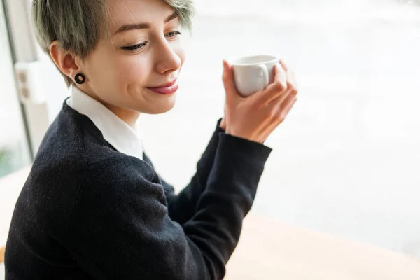 Café té deleite mujer disfrutar taza bebida tratar — Foto de Stock