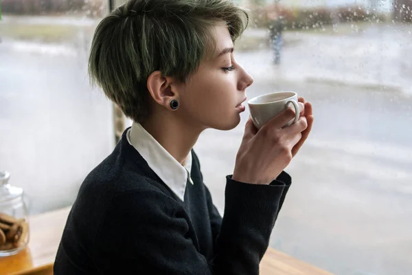 Café té deleite mujer disfrutar taza bebida tratar — Foto de Stock