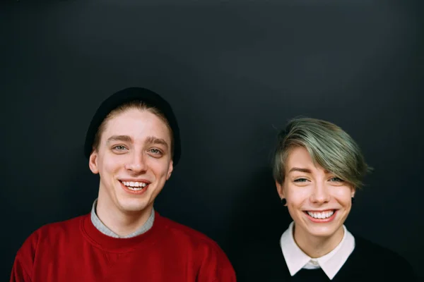 Gülümseyen hipster çift portre genç yaşam tarzı — Stok fotoğraf