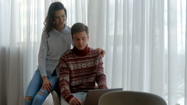 Çift iletişim web adam dizüstü bilgisayar tarama