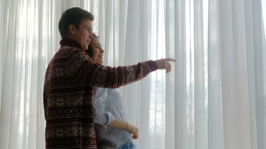 Çift ev eğlence genç pencere dikkat et