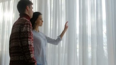 Çift ev eğlence genç pencere dikkat et