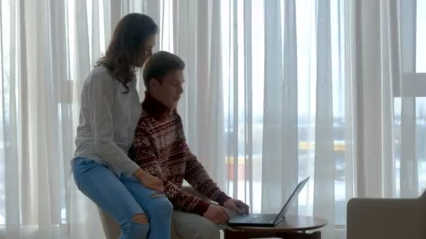 情侣交流讨论夫妇谈笔记本电脑 — 图库视频影像