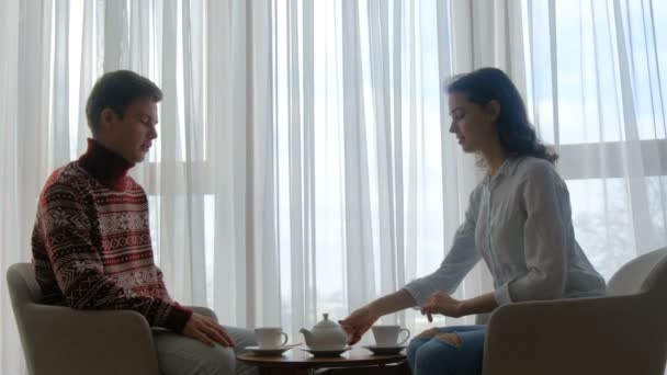 Aktywny wypoczynek komunikacja para dziewczyna wlać herbatę — Wideo stockowe