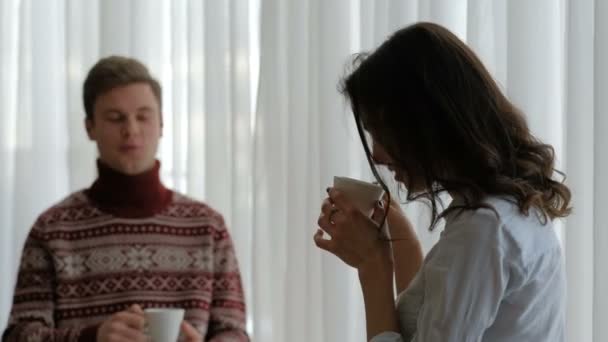 Rodzinny wypoczynek komunikacja para picia herbaty — Wideo stockowe