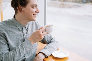 adam gülümseyen fincan kahve keyfini kafe rahat eğlence