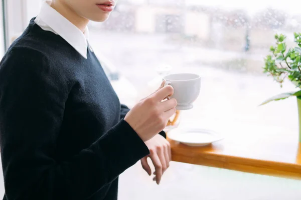 Taza de café de la mañana cafeína dependencia mujer celebrar — Foto de Stock