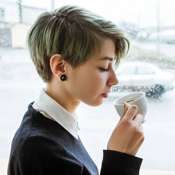 Taza de la mañana café cafeína dependencia chica bebida — Foto de Stock