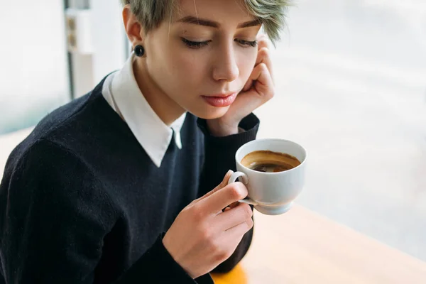 Pensativa chica triste mantenga taza de café estrés emocional — Foto de Stock