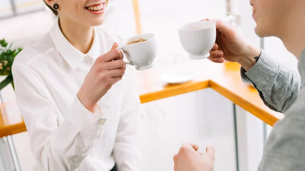 Comunicación compañero de trabajo amigo hablar beber café — Foto de Stock