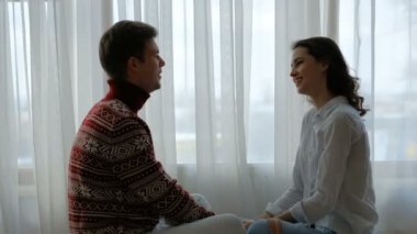 Çift eğlence iletişim konuşma tutun el sakin ol.