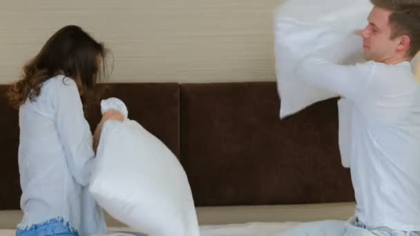 Casal travesseiro luta diversão alegria lazer amor emoção — Vídeo de Stock