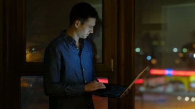 adam laptop tarama online bağımlılığı teknoloji