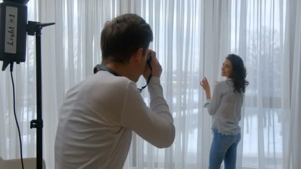 Huis fotoshoot man vriendin paar recreatie — Stockvideo