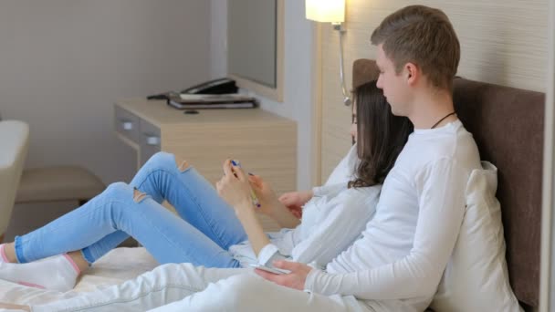 Müßiggang faules Paar Freizeit Mann Frau Bett Telefon — Stockvideo