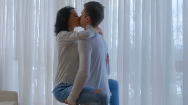 Stosunki seksualne pocałunek uścisk miłości szczęśliwej pary — Wideo stockowe
