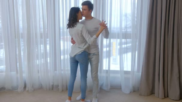 Casal dança quarto concurso romântico lazer — Vídeo de Stock