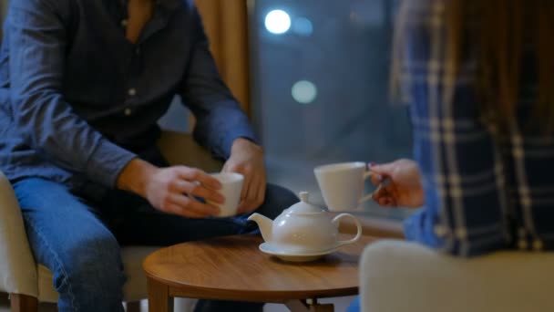 Familia hora del té tetera taza mesa pareja beber — Vídeos de Stock