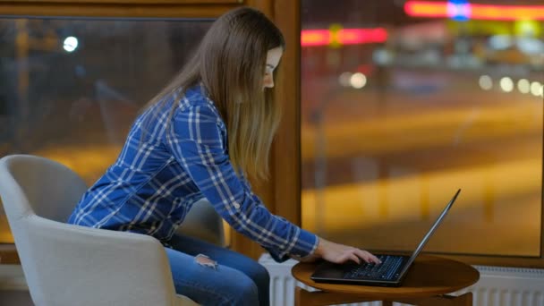 Casal amor cuidado relacionamento mulher trabalho laptop — Vídeo de Stock