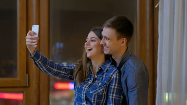 Pareja diversión ocio tomando selfie juventud estilo de vida — Vídeos de Stock