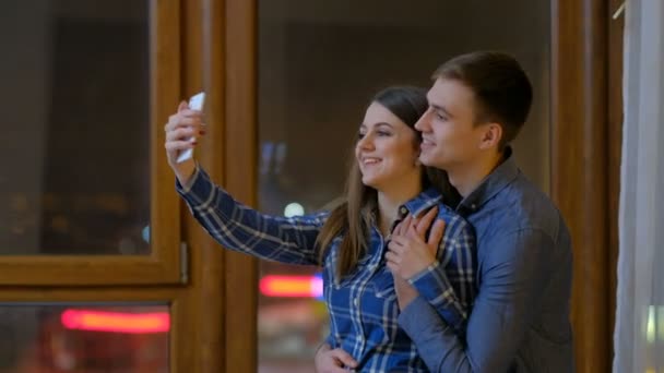 Pár zábavných rekreační užívání životní styl mládeže selfie — Stock video