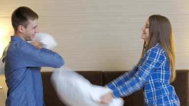 Çift yastık dövüşü sarılmak sevinç boş zaman aşk duygu