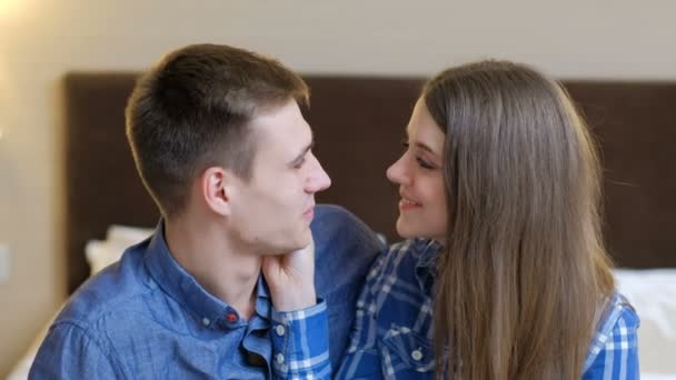 Casal romance proximidade amor toque terno — Vídeo de Stock