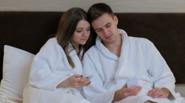 tembellik tembel çift boş zaman adam kadını yatak telefon