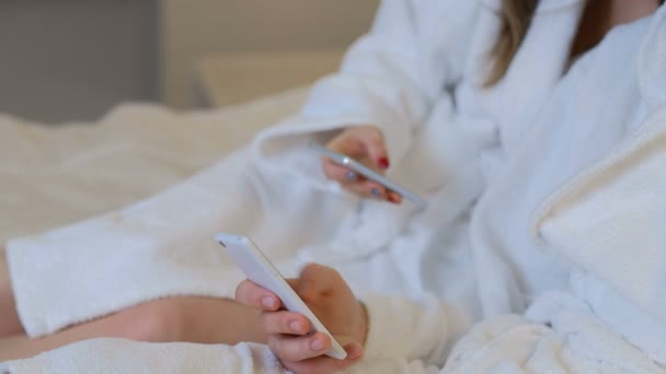 Technologie-Sucht Paar liegen Bett SMS-Telefon — Stockvideo