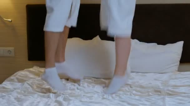 Diversão casal lazer alegre relacionamento saltar cama — Vídeo de Stock